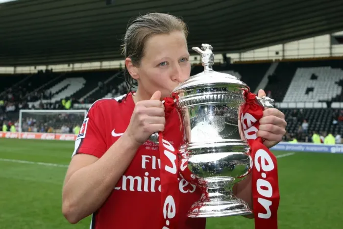 Framed Print : Jayne Ludlow (Arsenal Ladies) with the FA Cup Trophy