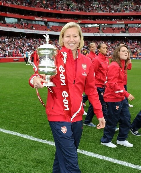 Jayne Ludlow of the Arsenal Ladies with the Womens FA Cup Trophy. Arsenal 1: 0 Swansea City
