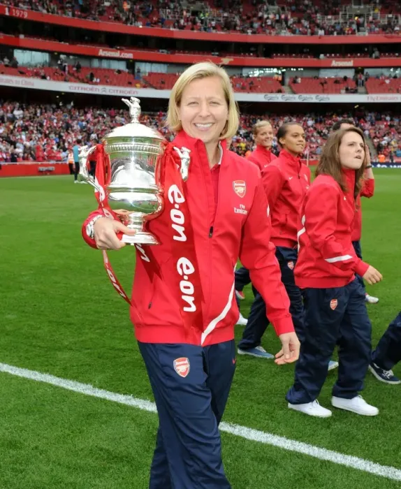 Framed Print : Jayne Ludlow of the Arsenal Ladies with the Womens FA Cup Trophy. Arsenal 1: 0 Swansea City