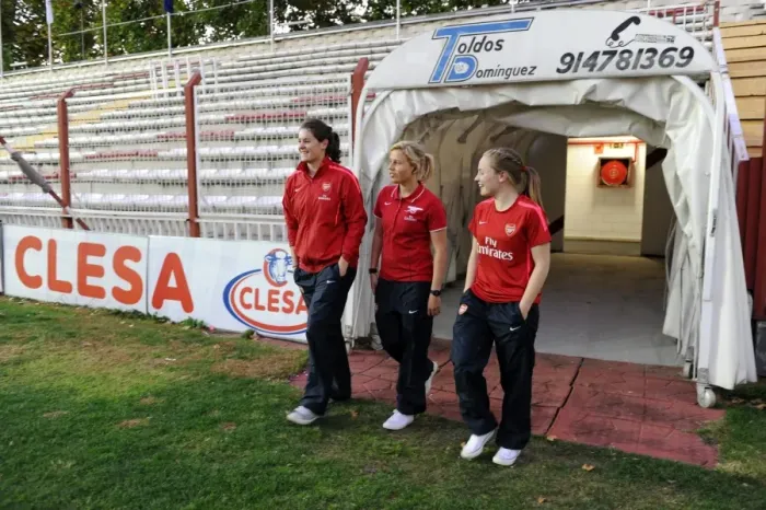 Framed Print : Jennifer Beattie, Gilly Flaherty and Kim Little (Arsenal) check out the pitch before the match