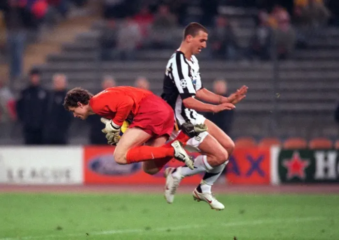 Framed Print : Jens Lehmann (Arsenal) collects the ball under presure from Zlatan Ibrahimovic (Juventus) Framed Print : Jens Lehmann (Arsenal) collects the ball under presure from Zlatan Ibrahimovic (Juventus)