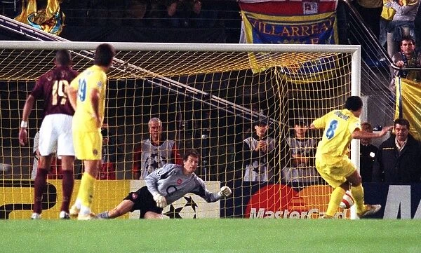 Jens Lehmann (Arsenal) saves a penalty by Riquelme (Villarreal)