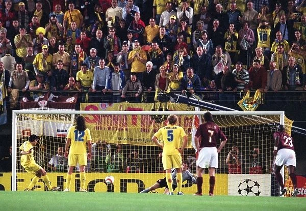 Jens Lehmann (Arsenal) saves Riquelmes penalty. Villarreal v Arsenal