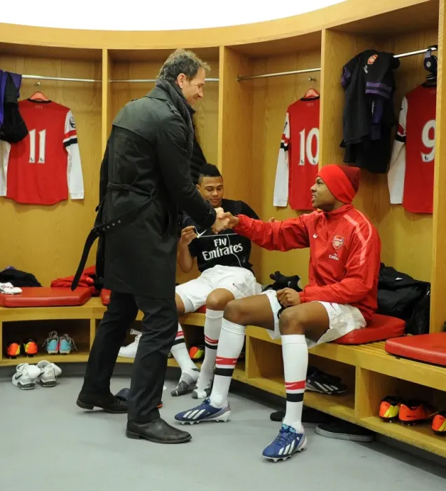 Framed Print : Jens Lehmann (ex Arsenal) shakes hands with Chuba Akpom (Arsenal) before the match