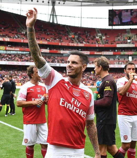 Jeremie Aliadiere's Emotional Moment with Arsenal Legends after Match against Real Madrid Legends (2018-19)