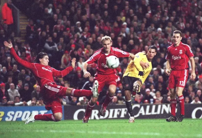 Framed Print : Jermie Aliadiere (Arsenal) shoots under pressure from Sami Hyypia