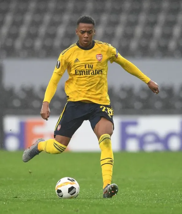 Framed Print : Joe Willock in Action: Arsenal vs. Vitoria Guimaraes, UEFA Europa League 2019-20