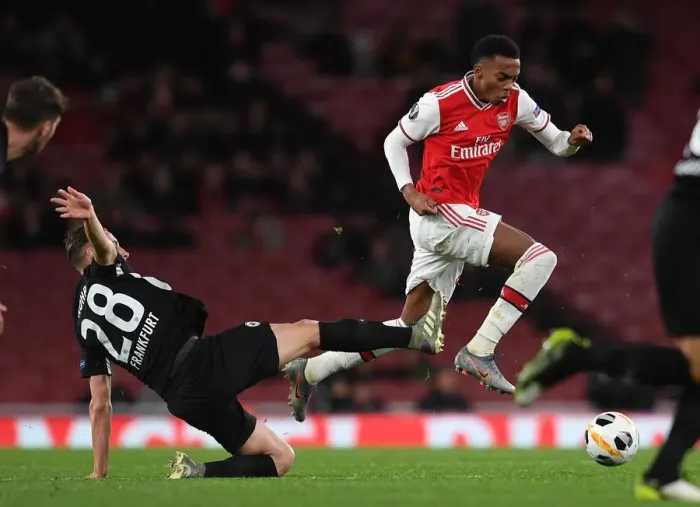 Framed Print : Joe Willock (Arsenal) Dominik Kohr (Eintracht)