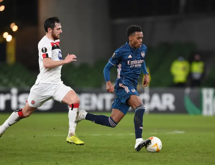 Framed Print : Joe Willock Breaks Past Dundalk's Jordan Flores: Arsenal's Europa League Victory Against Dundalk FC (December 2020)