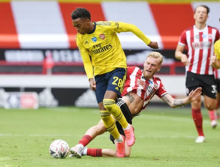 Framed Print : Joe Willock Breaks Past Olivier McBurnie: Arsenal's FA Cup Quarterfinal Victory over Sheffield United