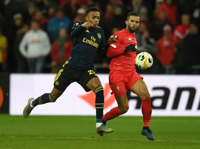 Framed Print : Joe Willock Closes In: Arsenal's Europa League Battle Against Standard Liege