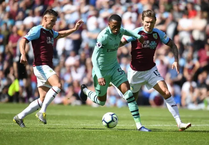 Framed Print : Joe Willock Dashes Past Burnley's Westwood and Hendrick in Arsenal's Premier League Clash Framed Print : Joe Willock Dashes Past Burnley's Westwood and Hendrick in Arsenal's Premier League Clash