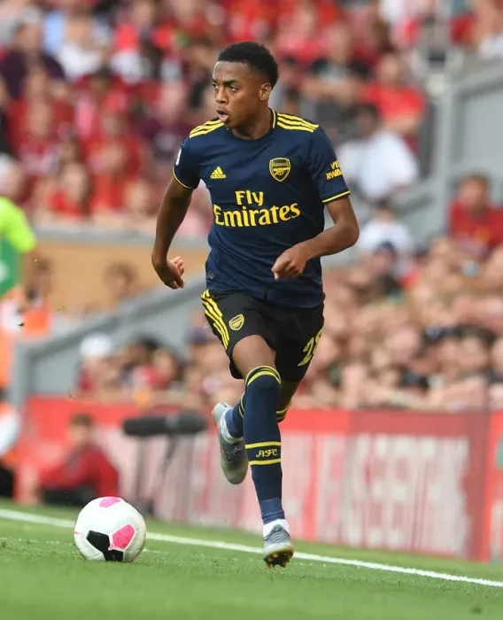 Framed Print : Joe Willock vs Liverpool: Arsenal Midfielder Faces Anfield Challenge in Premier League Clash