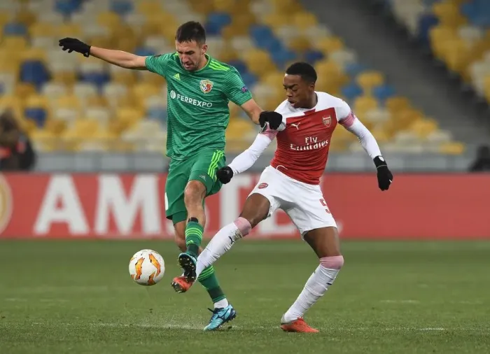 Framed Print : Joe Willock vs Vyacheslav Sharpar: A Battle for Europa League Supremacy