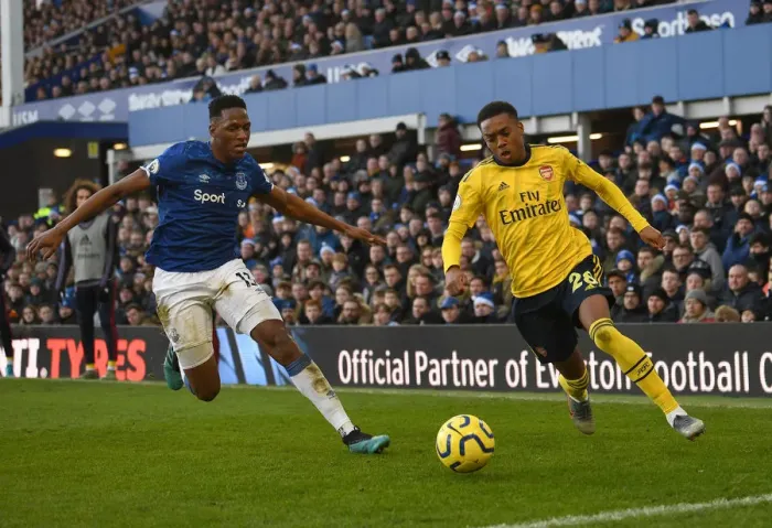 Framed Print : Joe Willock vs Yerry Mina: Intense Battle at Goodison Park - Everton vs Arsenal, Premier League 2019-20