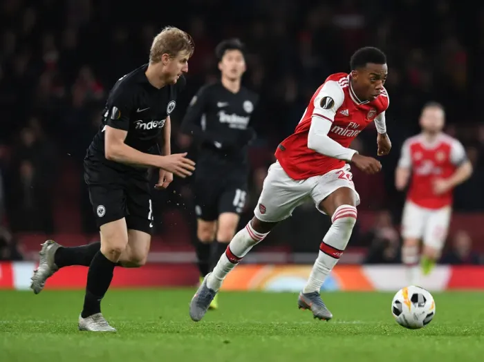 Framed Print : Joe Willock's Europa League Masterclass: Outsmarting Martin Hinteregger with Skill and Agility Framed Print : Joe Willock's Europa League Masterclass: Outsmarting Martin Hinteregger with Skill and Agility