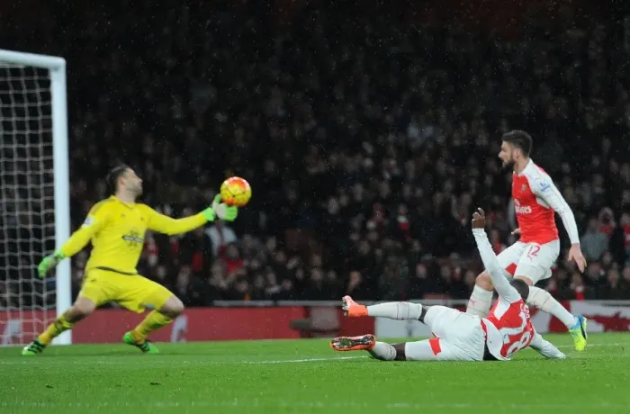 Framed Print : Joel Campbell's Dramatic Winner: Arsenal Triumph Over Swansea City in Premier League 2015-16