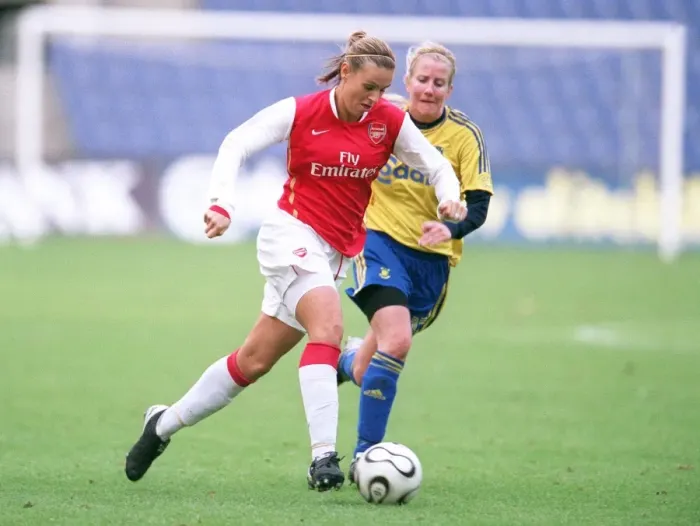 Framed Print : Julie Fleeting (Arsenal) Signe Werming Pedersen (Brondby)