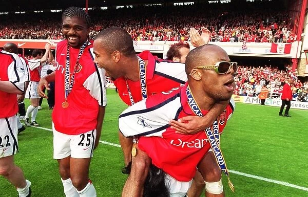Kanu, Ashley Cole and Sylvain Wiltord celebrate. Arsenal 4: 3 Everton, F.A
