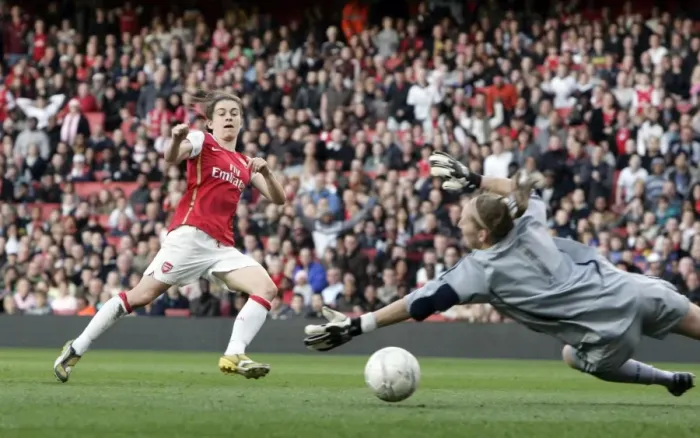 Framed Print : Karen Carney scores her and Arsenals 1st goal past Siobhan Chamberlian (Chelsea)