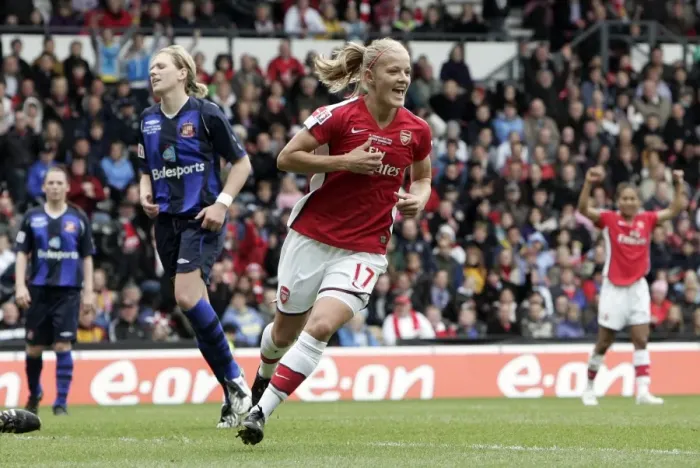Framed Print : Katie Chapman celebrates scoring Arsenals 1st goal