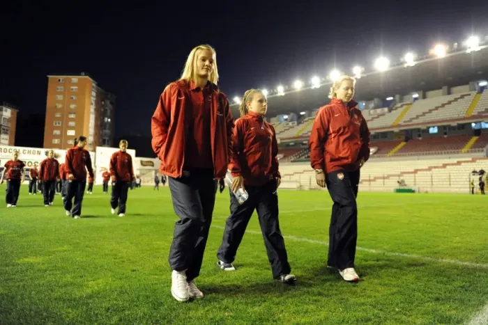 Framed Print : Katie Chapman, Lauren Bruton and Jayne Ludlow (Arsenal). Rayo Vallecano 2
