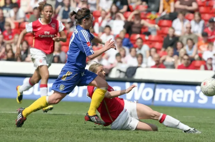 Framed Print : Kelly Smith scores Arsenals 1st goal past Alex Culvin (Leeds)