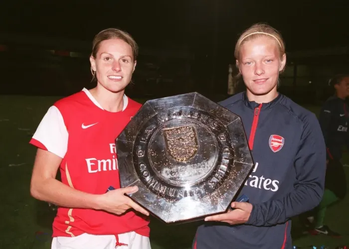 Framed Print : Kelly Smitha and Katie Chapman (Arsenal Ladies) with the Community Shield