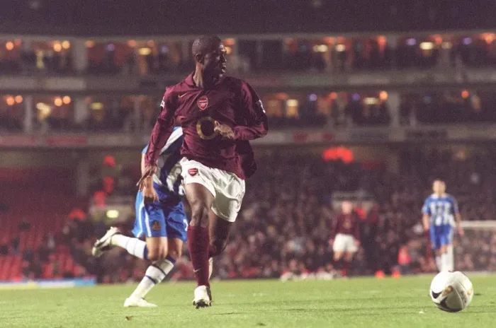 Framed Print : Kerrea Gilbert (Arsenal) looks up before crossing the ball for Thierry Henrys winner Framed Print : Kerrea Gilbert (Arsenal) looks up before crossing the ball for Thierry Henrys winner