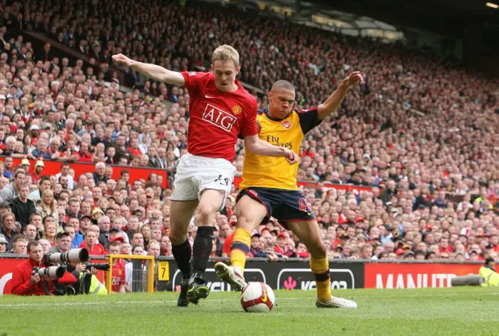 Framed Print : Kieran Gibbs (Arsenal) Darren Fletcher (Man United)