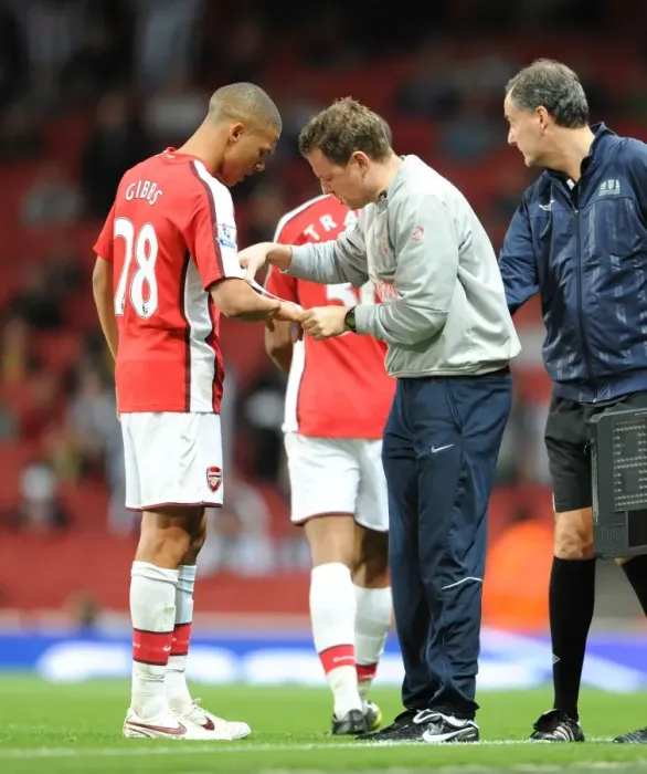 Framed Print : Kieran Gibbs (Arsenal) and Physio Colin Lewin