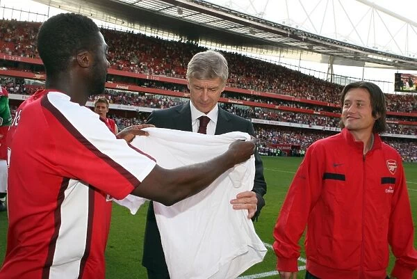 Kolo Toure (Arsenal) hands Arsene Wenger the Arsenal Manager an i love
