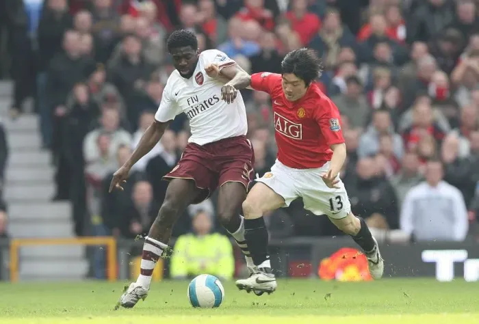 Framed Print : Kolo Toure (Arsenal) Ji Sung Park (Manchester United) Framed Print : Kolo Toure (Arsenal) Ji Sung Park (Manchester United)