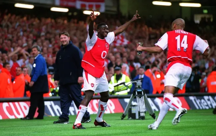 Framed Print : Kolo Toure celebrates with Thierry Henry (Arsenal) after the match