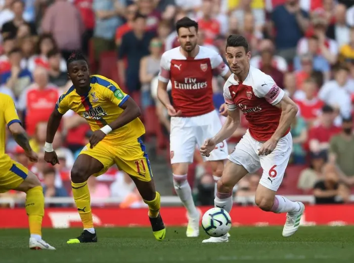 Framed Print : Koscielny vs Zaha: A Battle of Defensive Giants in Arsenal vs Crystal Palace Clash