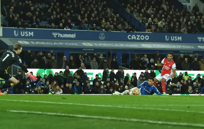 Framed Print : Last-Minute Agony: Aubameyang's Wide Shot Thwarts Arsenal's Comeback at Everton (2020-21) Framed Print : Last-Minute Agony: Aubameyang's Wide Shot Thwarts Arsenal's Comeback at Everton (2020-21)