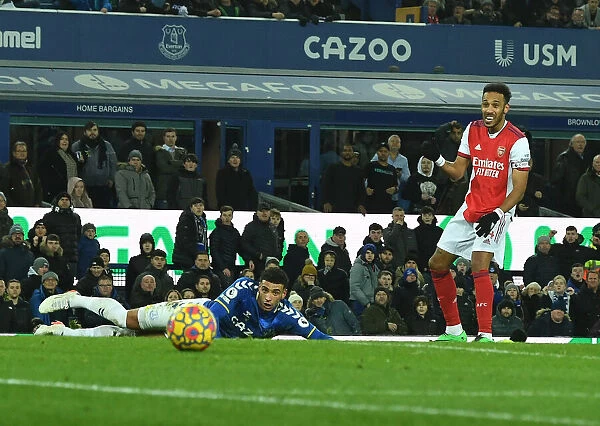 Last-Minute Heartbreak: Aubameyang's Wide Shot Sabotages Arsenal's Comeback at Everton (2020-21)