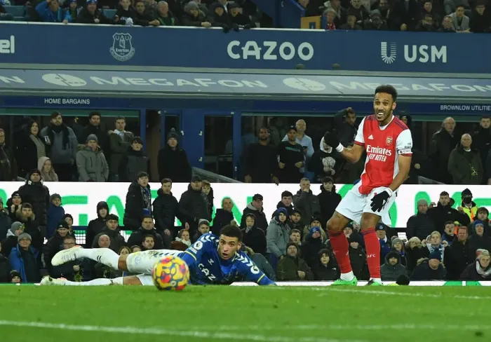 Framed Print : Last-Minute Miss: Aubameyang's Wide Shot in Everton vs Arsenal Premier League Clash (2020-21)