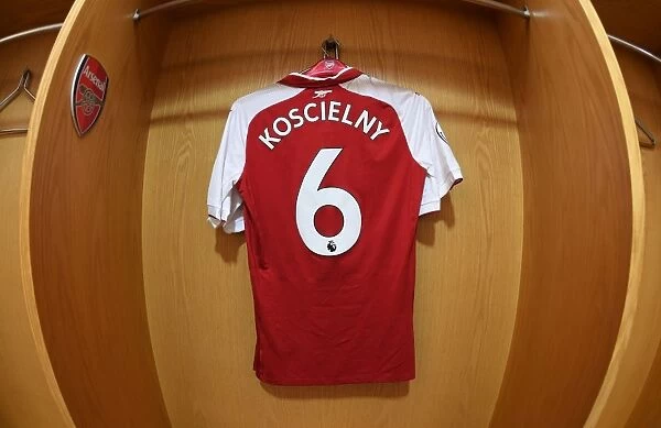 Laurent Koscielny: Arsenal Changing Room Moment before Arsenal v West Bromwich Albion (2017-18)