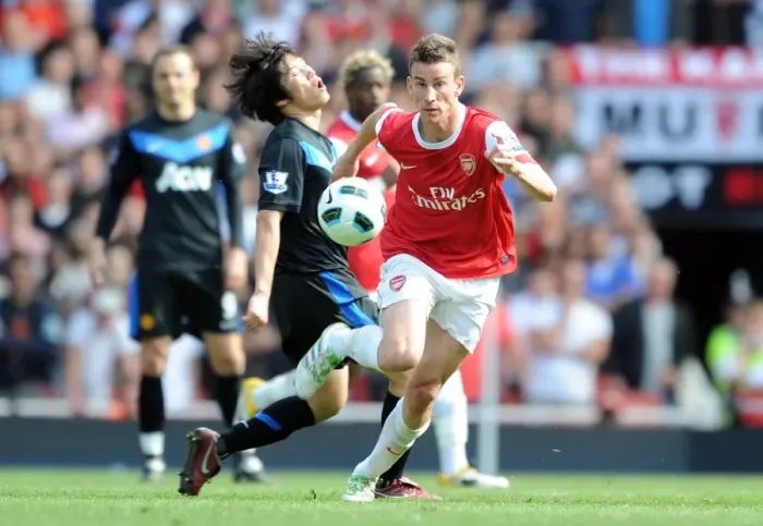 Framed Print : Laurent Koscielny (Arsenal) Ji-Sung Park (Man United). Arsenal 1: 0 Manchester United Framed Print : Laurent Koscielny (Arsenal) Ji-Sung Park (Man United). Arsenal 1: 0 Manchester United