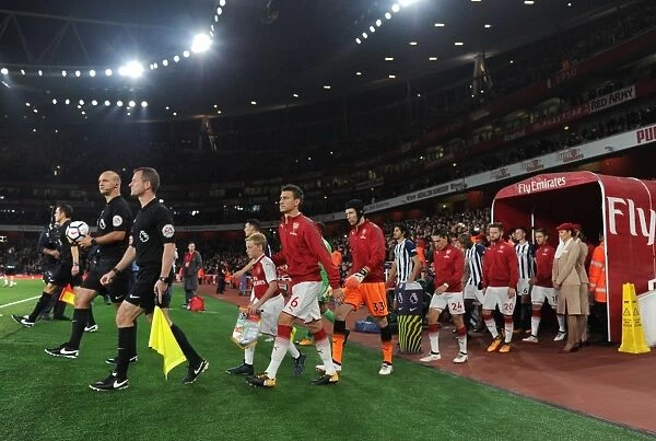 Laurent Koscielny (Arsenal) leads out the team. Arsenal 2: 0 West Bromwich Albion