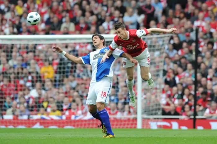Framed Print : Laurent Koscielny (Arsenal) Roque Santa Cruz (Blackburn). Arsenal 0: 0 Blackburn Rovers