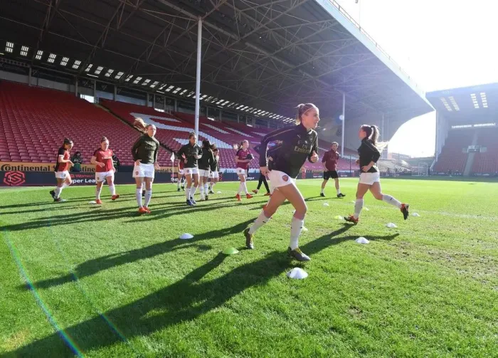 Framed Print : Leah Williamson Prepares for Arsenal vs Manchester City FA WSL Continental Cup Final