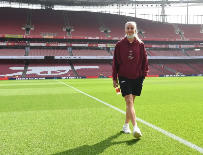 Framed Print : Leah Williamson Readies for Arsenal Women vs Chelsea Women Clash at Emirates Stadium