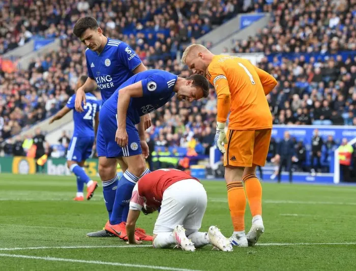 Framed Print : Leicester vs Arsenal: Clash See's Torreira Injured Framed Print : Leicester vs Arsenal: Clash See's Torreira Injured