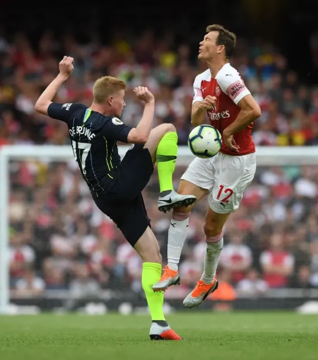 Framed Print : Lichtsteiner vs De Bruyne: A Premier League Showdown at the Emirates
