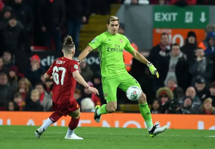 Framed Print : Liverpool vs Arsenal: Emi Martinez Fends Off Harvey Elliott Pressure in Carabao Cup Showdown Framed Print : Liverpool vs Arsenal: Emi Martinez Fends Off Harvey Elliott Pressure in Carabao Cup Showdown