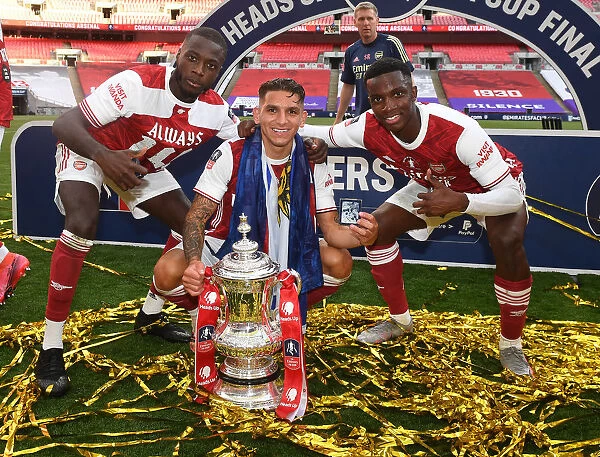LONDON, ENGLAND - AUGUST 01: (L-R) Nicolas Pepe, Lucas Torreira and Eddie Nketiah of Arsenal celebrate after the FA Cup