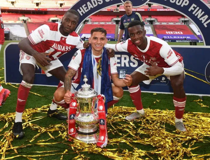 Framed Print : LONDON, ENGLAND - AUGUST 01: (L-R) Nicolas Pepe, Lucas Torreira and Eddie Nketiah of Arsenal celebrate after the FA Cup Framed Print : LONDON, ENGLAND - AUGUST 01: (L-R) Nicolas Pepe, Lucas Torreira and Eddie Nketiah of Arsenal celebrate after the FA Cup