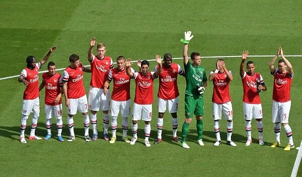 LONDON, ENGLAND - AUGUST 18: The Arsenal team line up before the Barclays Premier League match between Arsenal and Sunderland at Emirates Stadium on August 18, 2012 in London, England. : Arsenal Football